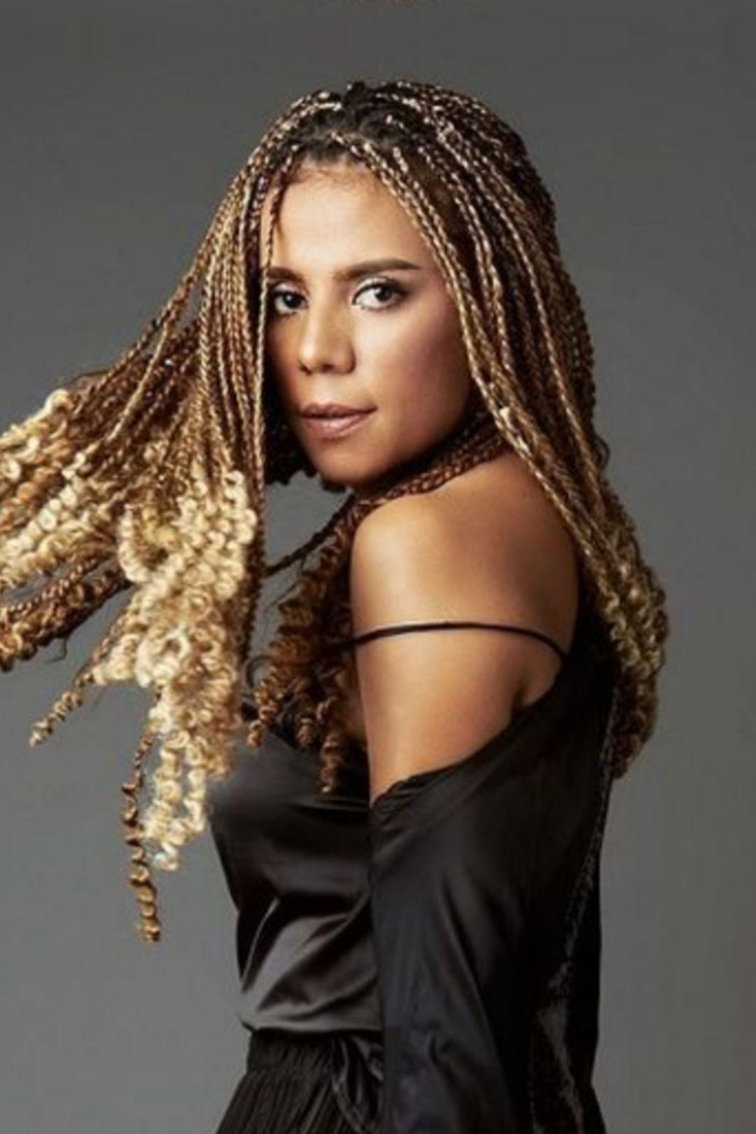 Nowela Elisabeth Mikhelia Auparay backdrop