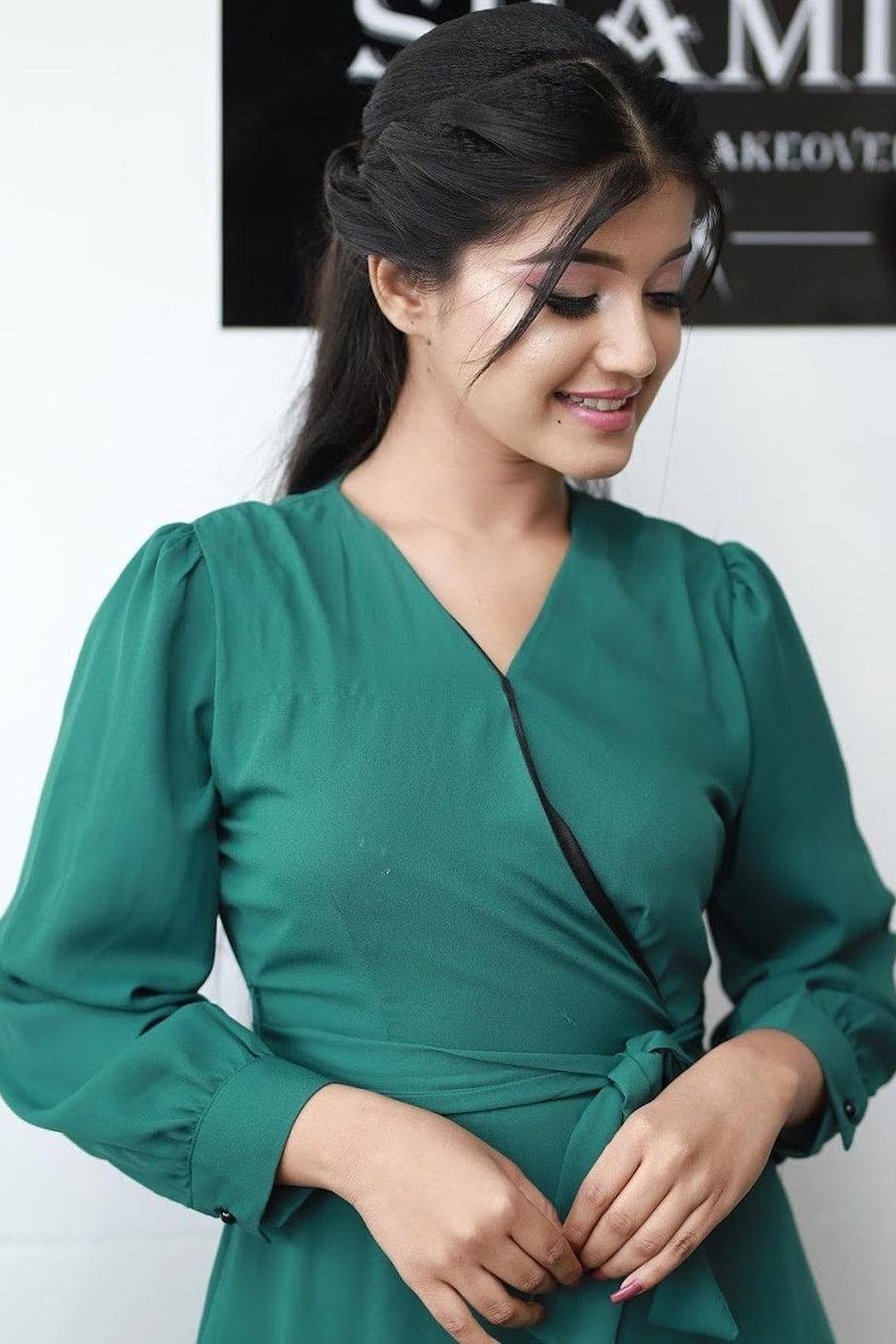 Nethmi Roshel backdrop