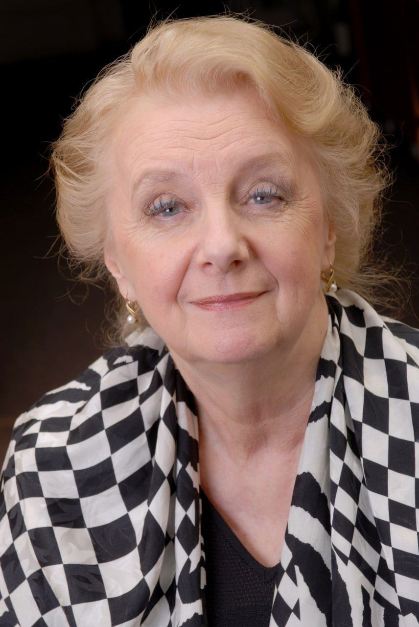 Mariya Knushevitskaya backdrop