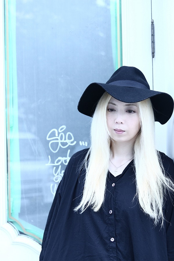 Mami Suzuki backdrop