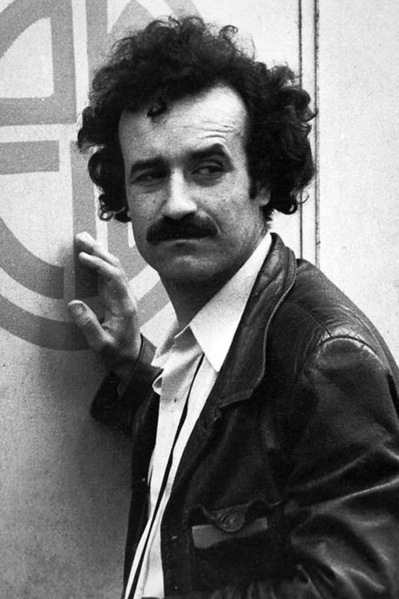 Aissa Ifrah backdrop