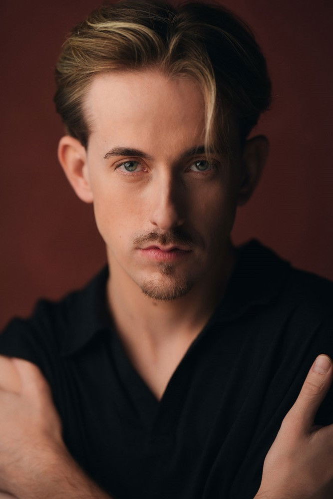 Albert García backdrop