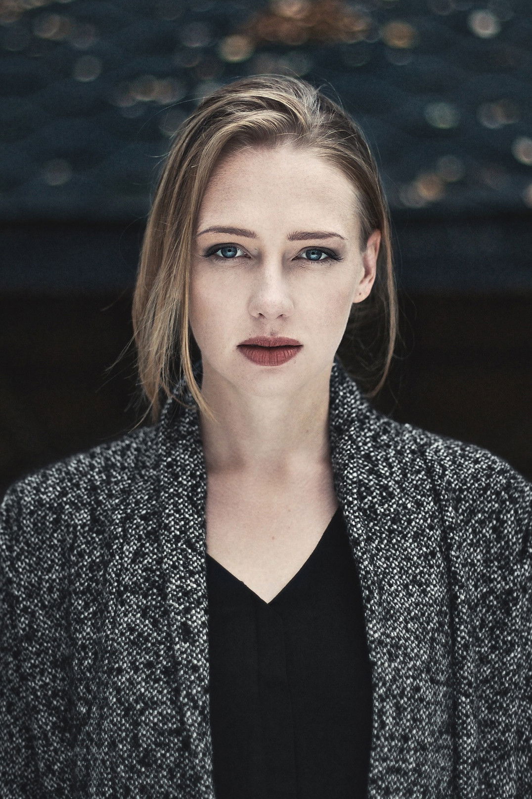 Elena Ozari backdrop