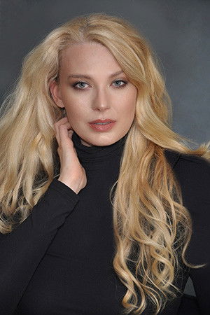 Holly Zuelle backdrop