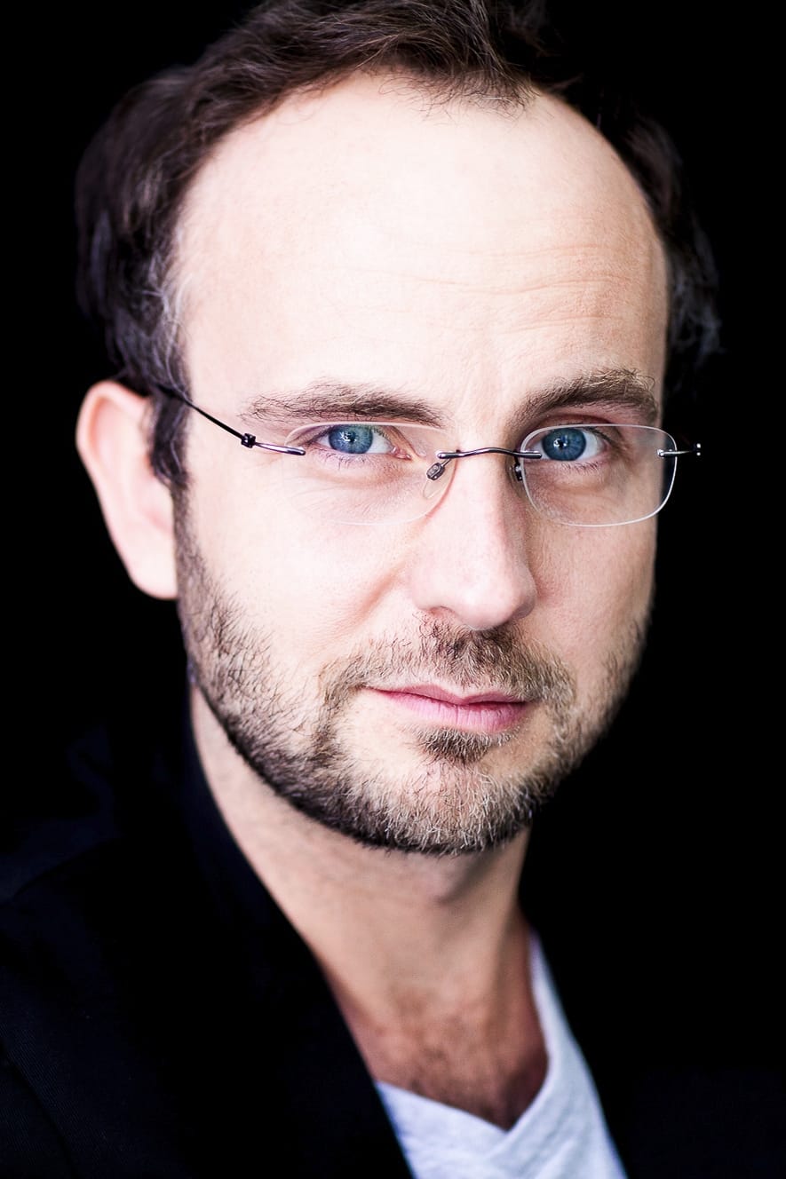 Mikail Krabë backdrop