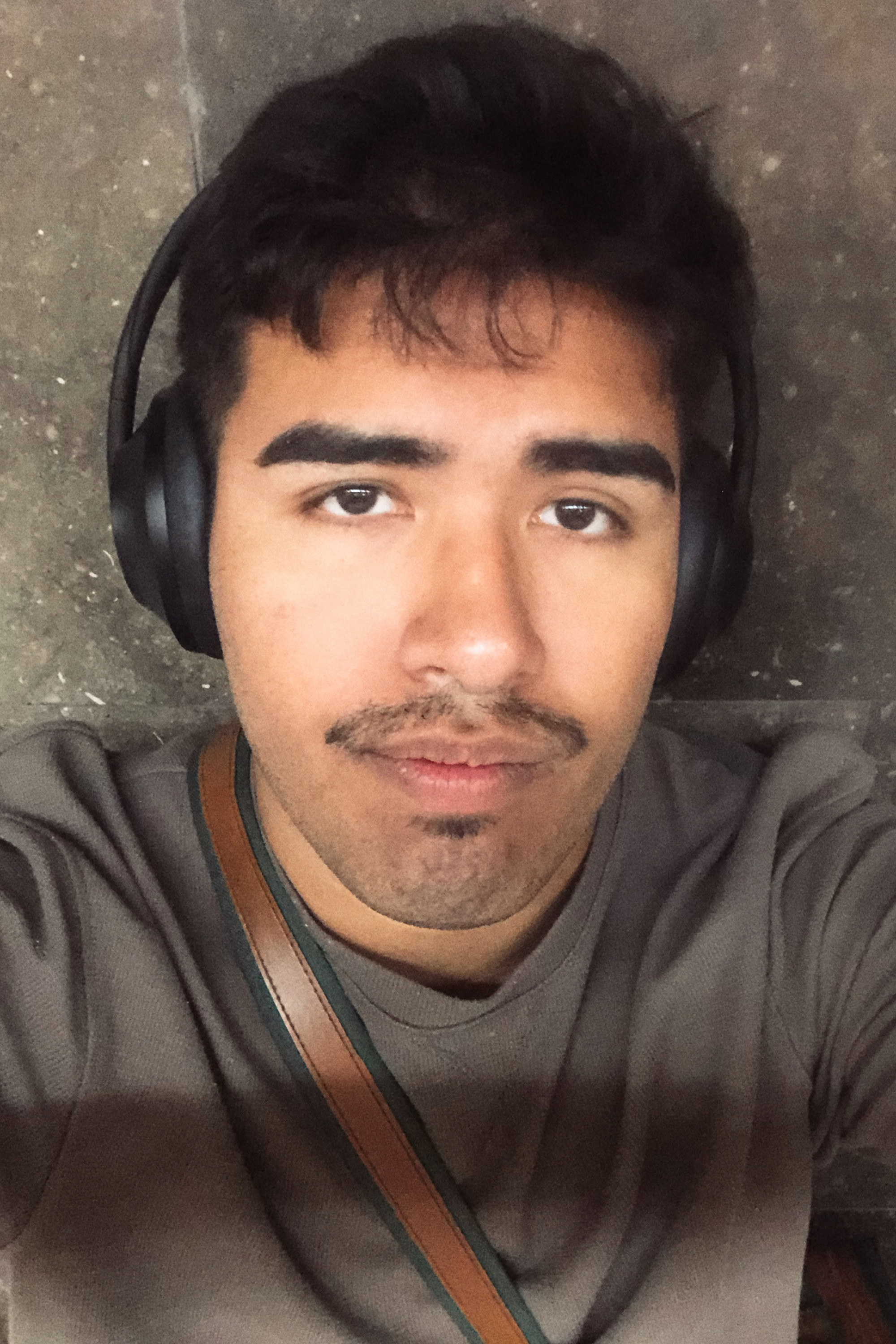 Óscar Giral backdrop