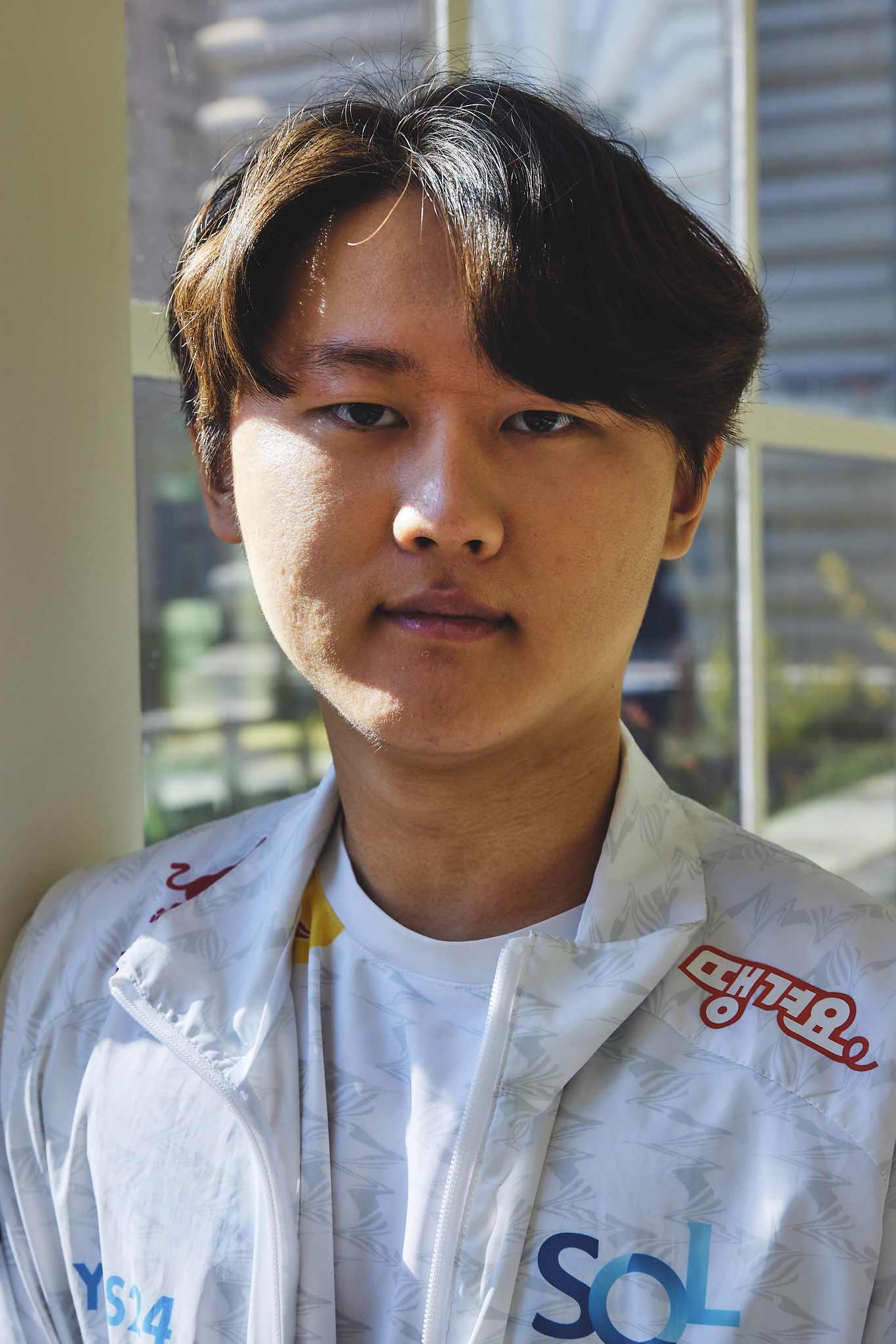 Hong Chang-hyeon backdrop