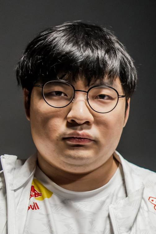 Cho Geon-hee backdrop