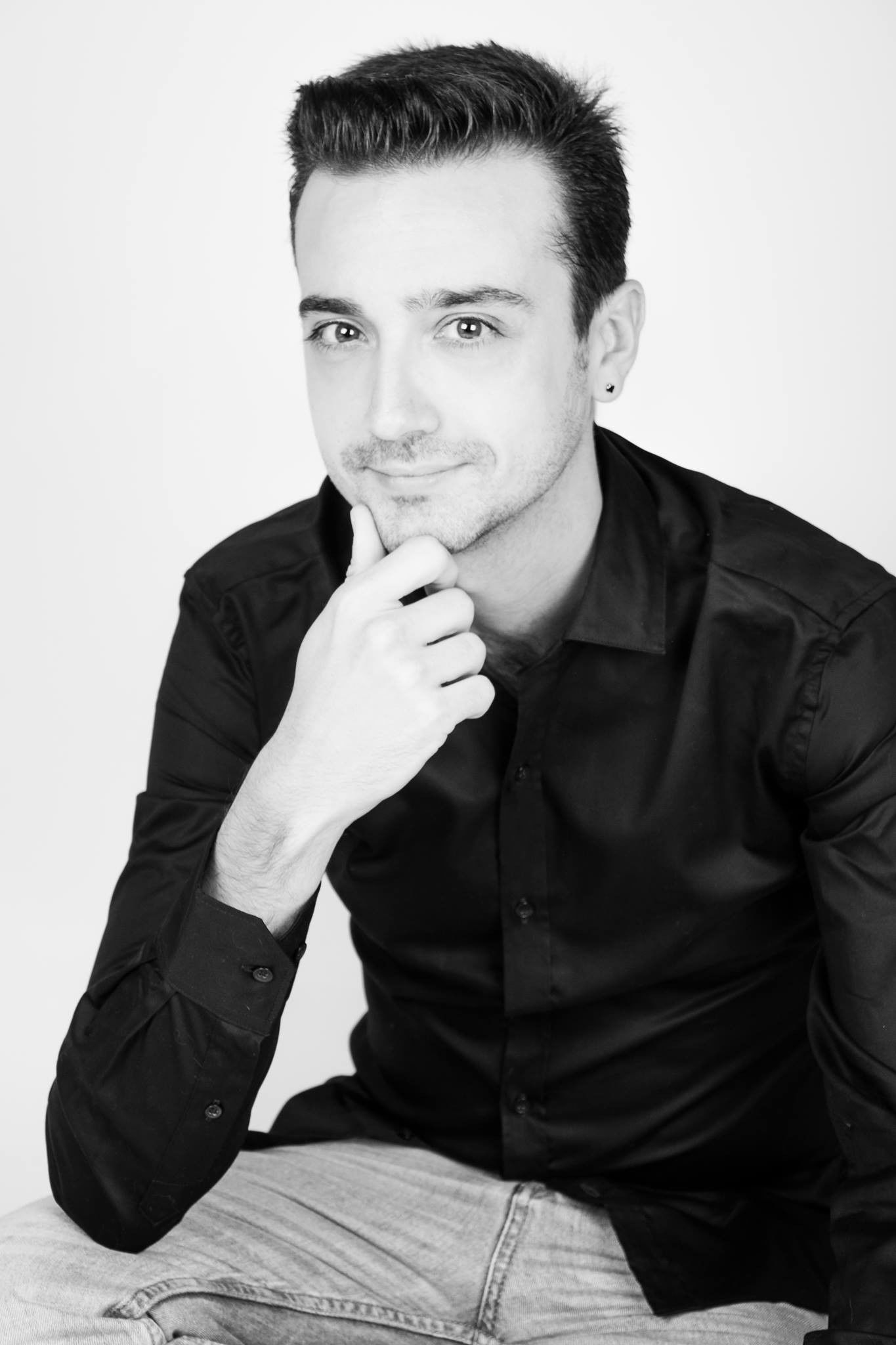 Víctor M. del Pozo backdrop