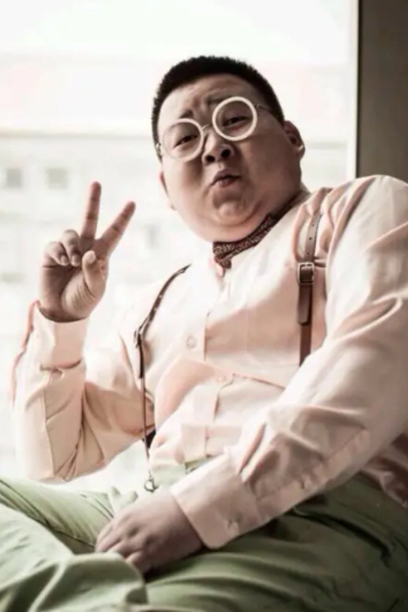 Wei Zhongkai backdrop