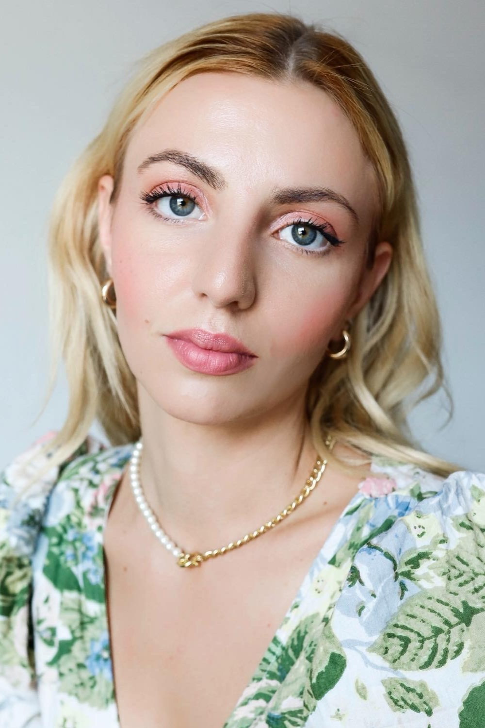 Daria Diache backdrop