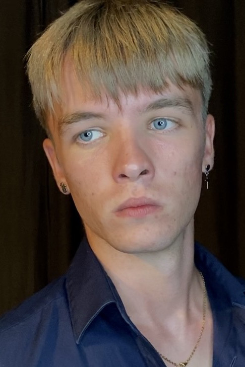 Áxel Fernández backdrop