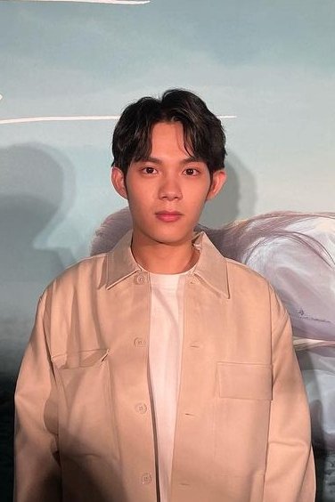 Yen-Cheng Li backdrop