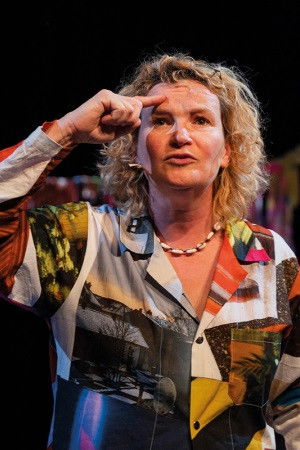 Minou Bosua backdrop