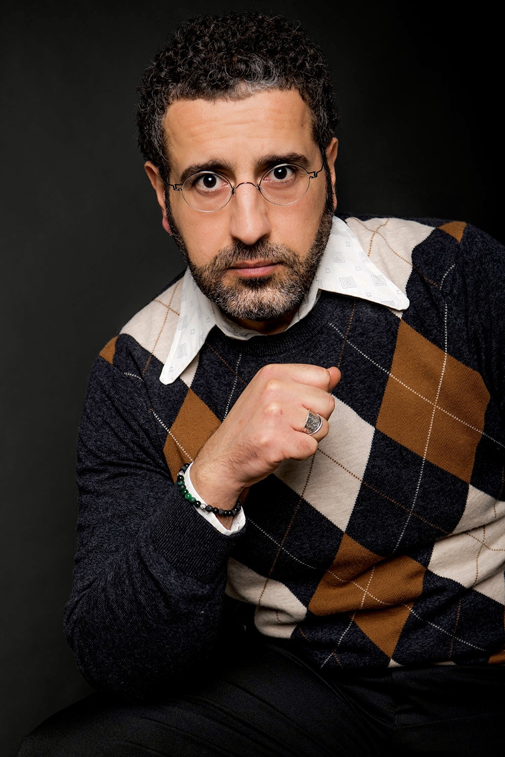 Isa Aouifia backdrop