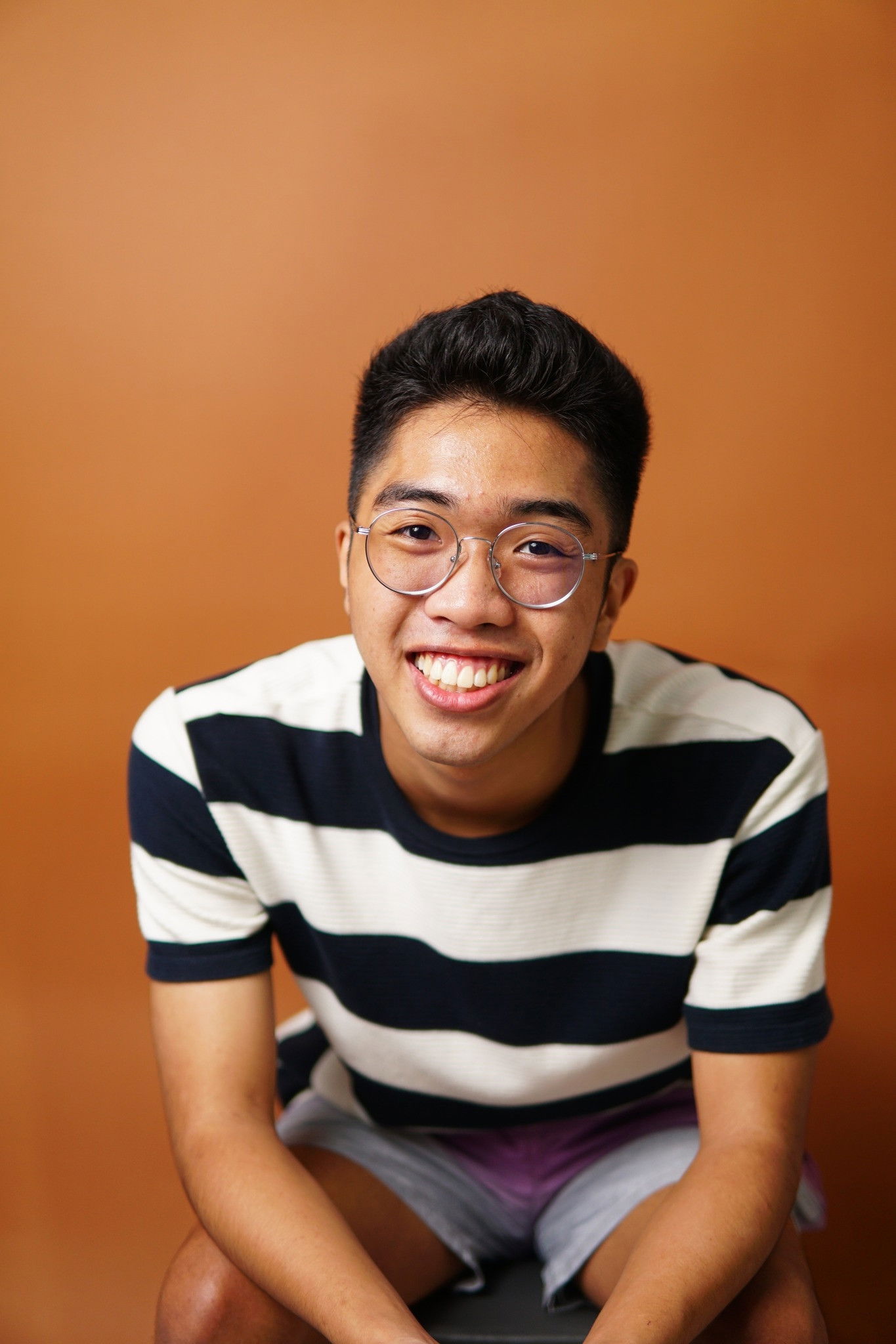 Minik Ayuste backdrop