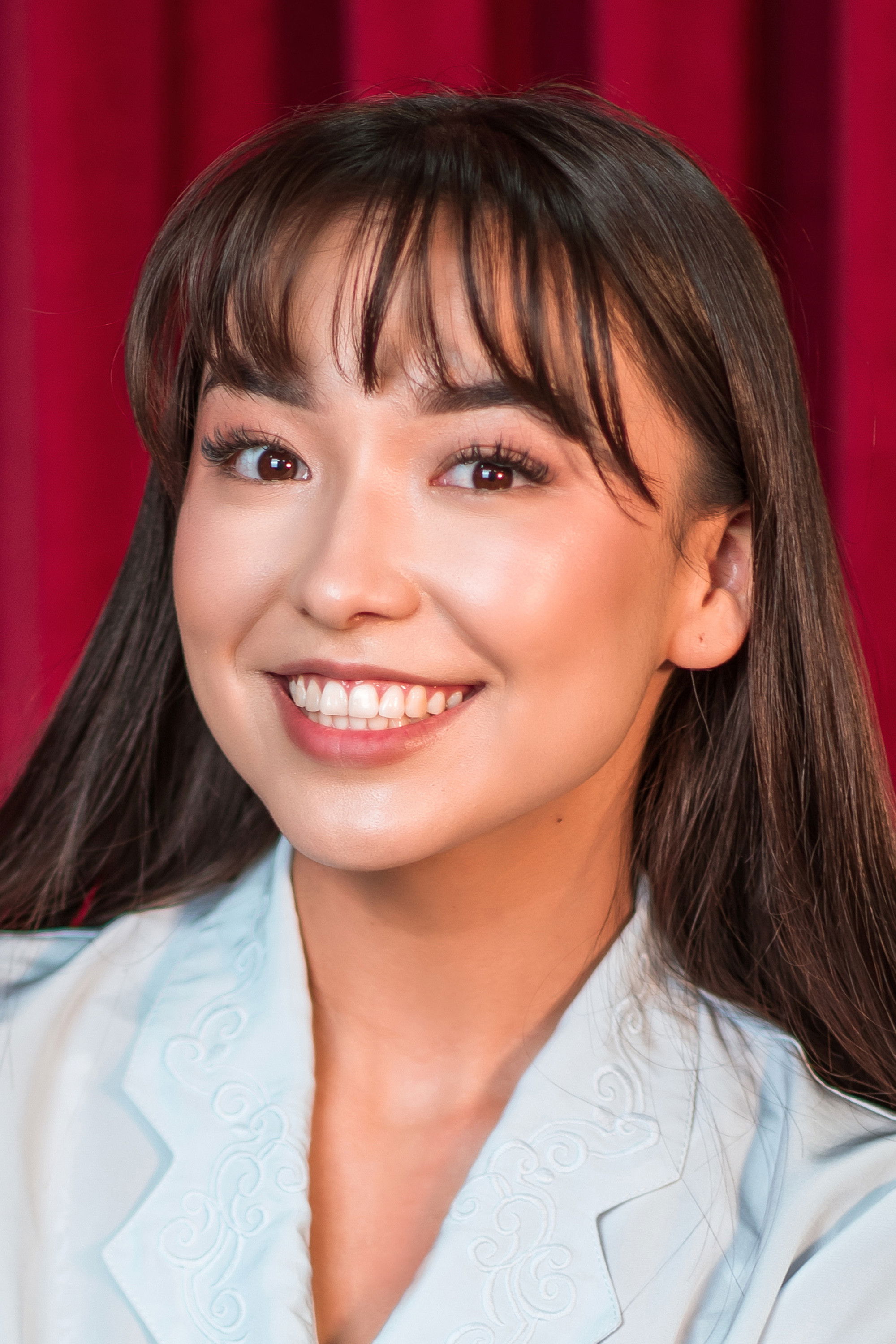 Madalena Abdrakmanova backdrop