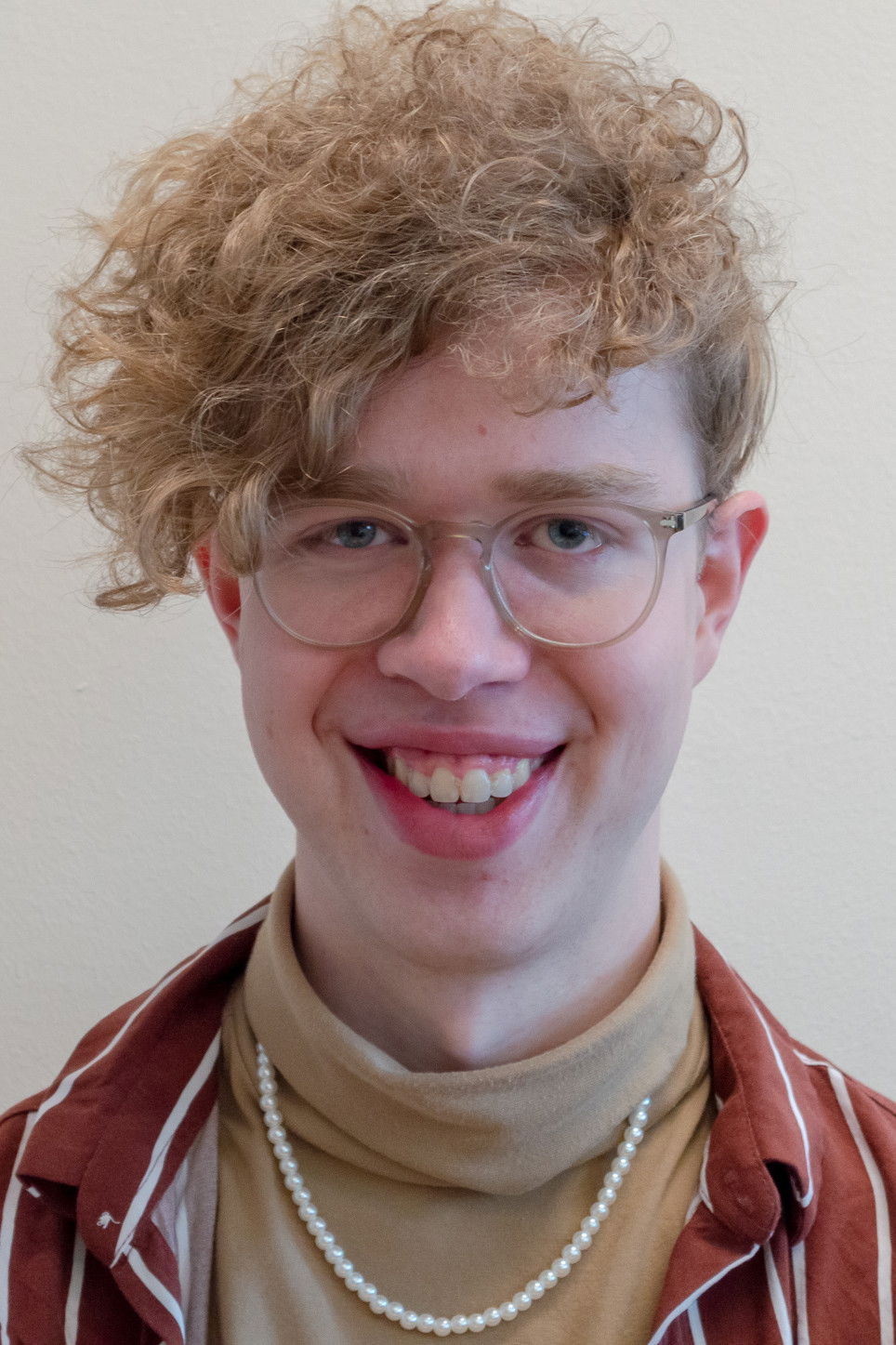 Aleksander Knutsen backdrop