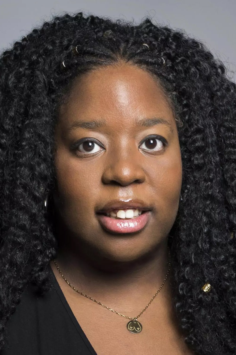 Fanny Essiyé backdrop