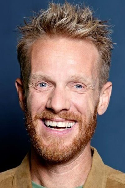 Tobias Hansen backdrop