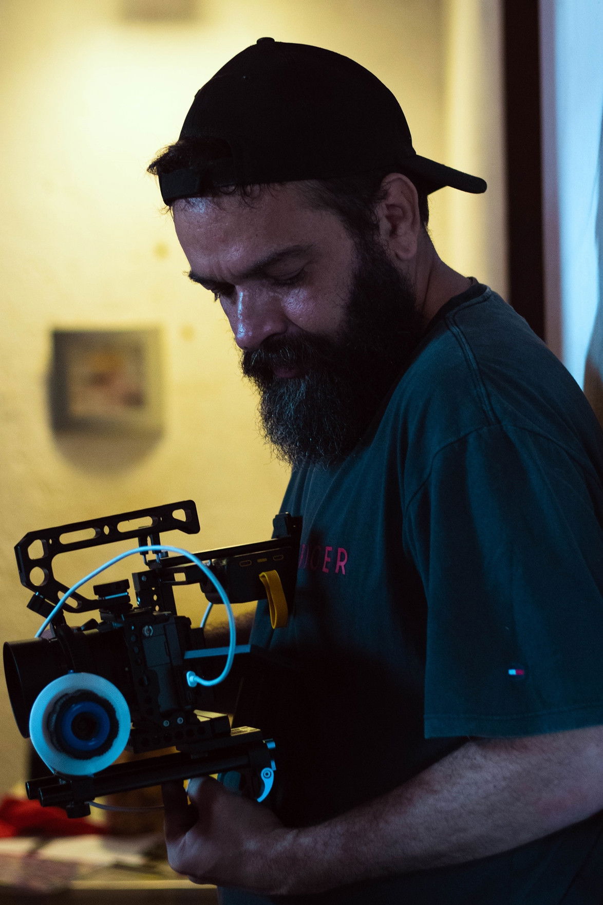 César Caos backdrop