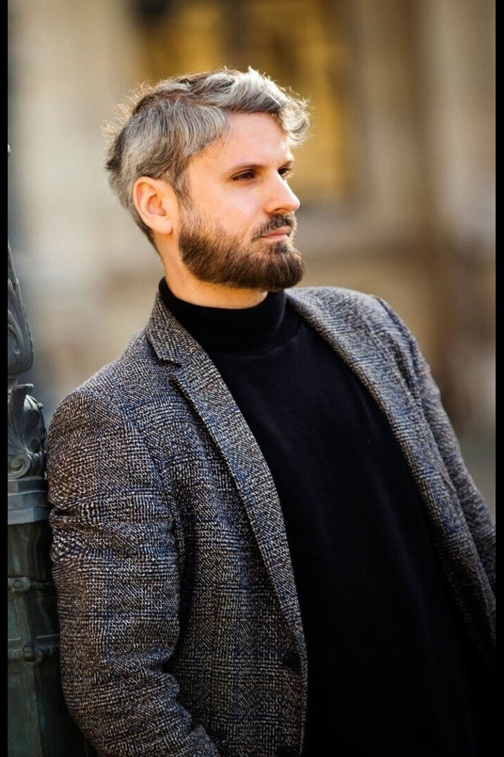 Mickael Perret backdrop