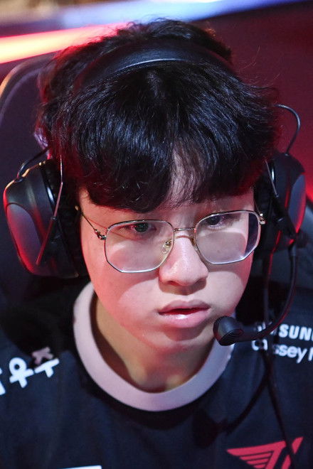 Choi Woo-je backdrop