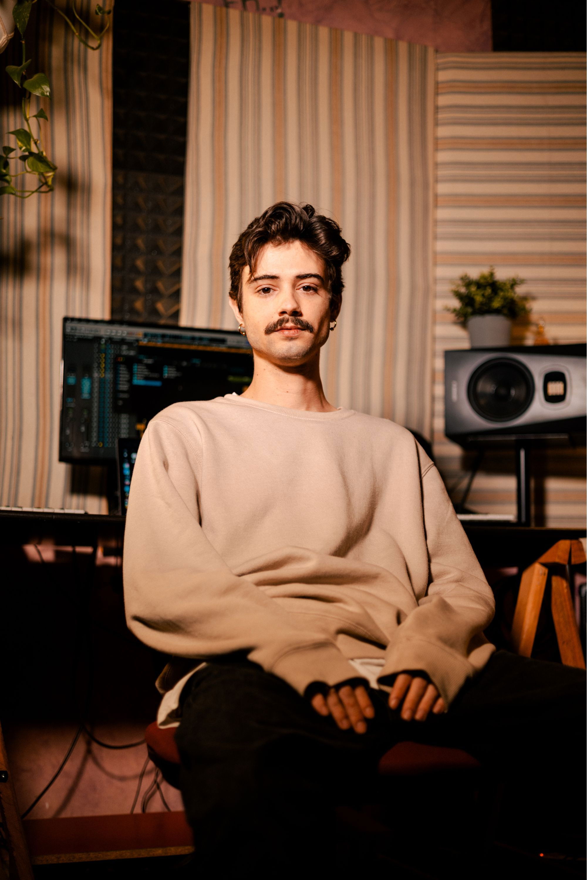 Daniel Martínez backdrop