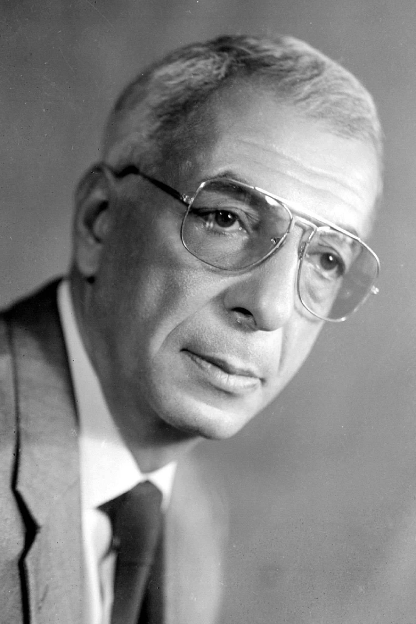 Mikael Tariverdiev backdrop