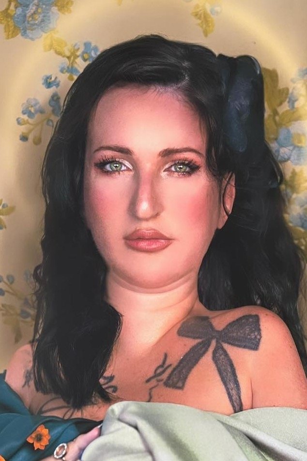 Lucie Carrasco backdrop