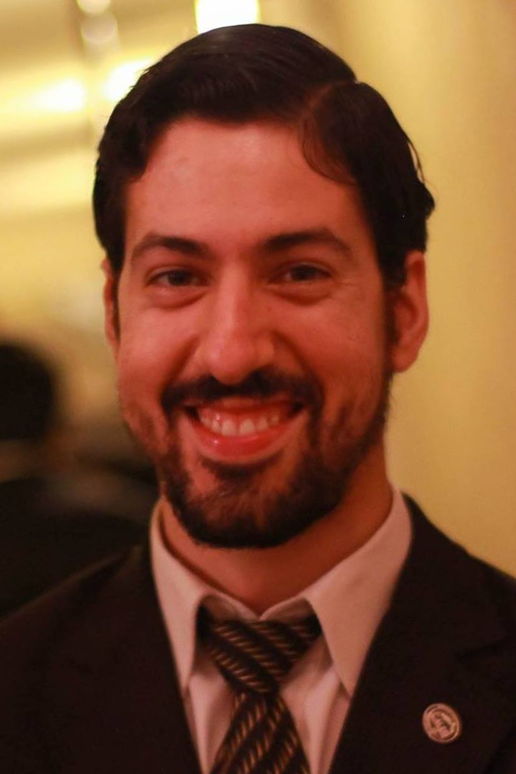 Ariel Suárez backdrop