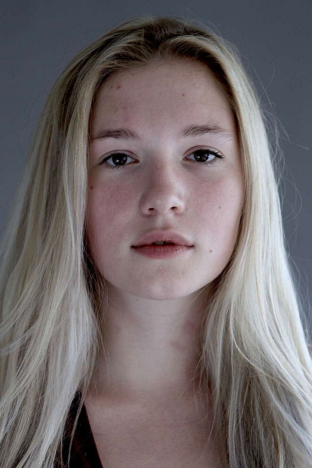 Sara Dhimitri backdrop