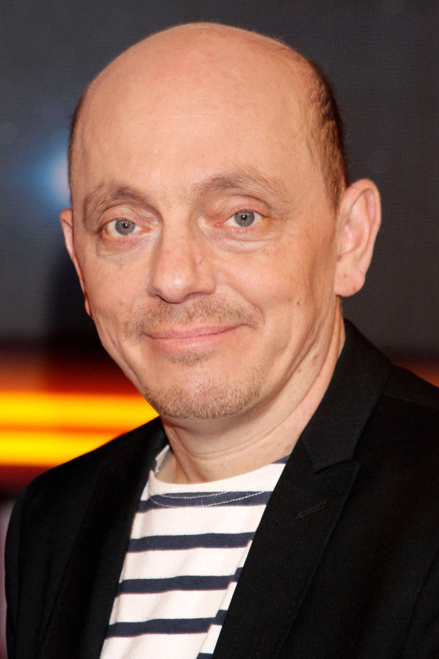 Bernhard Hoëcker backdrop