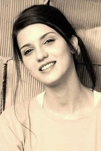 Duyğu Dəvəli backdrop