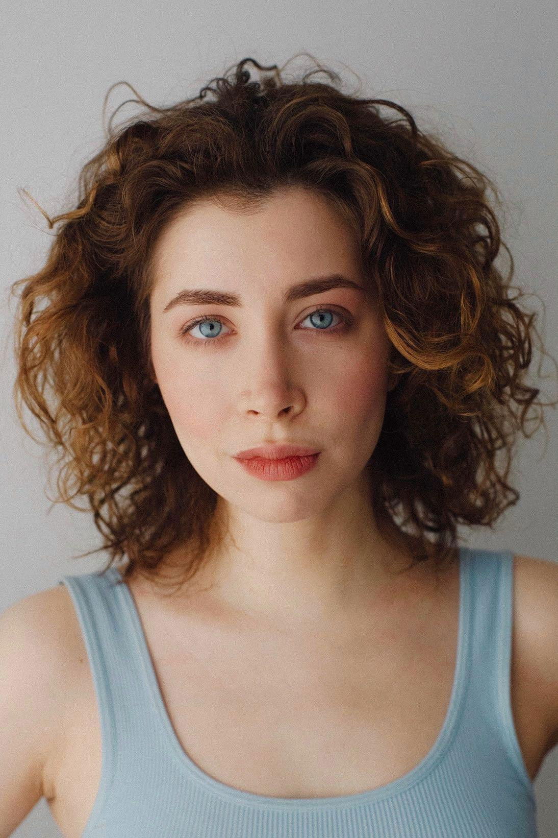 Julia Ammadi backdrop