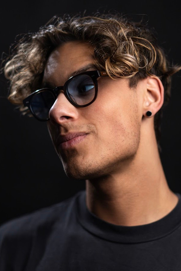 Sebastian Tardos backdrop