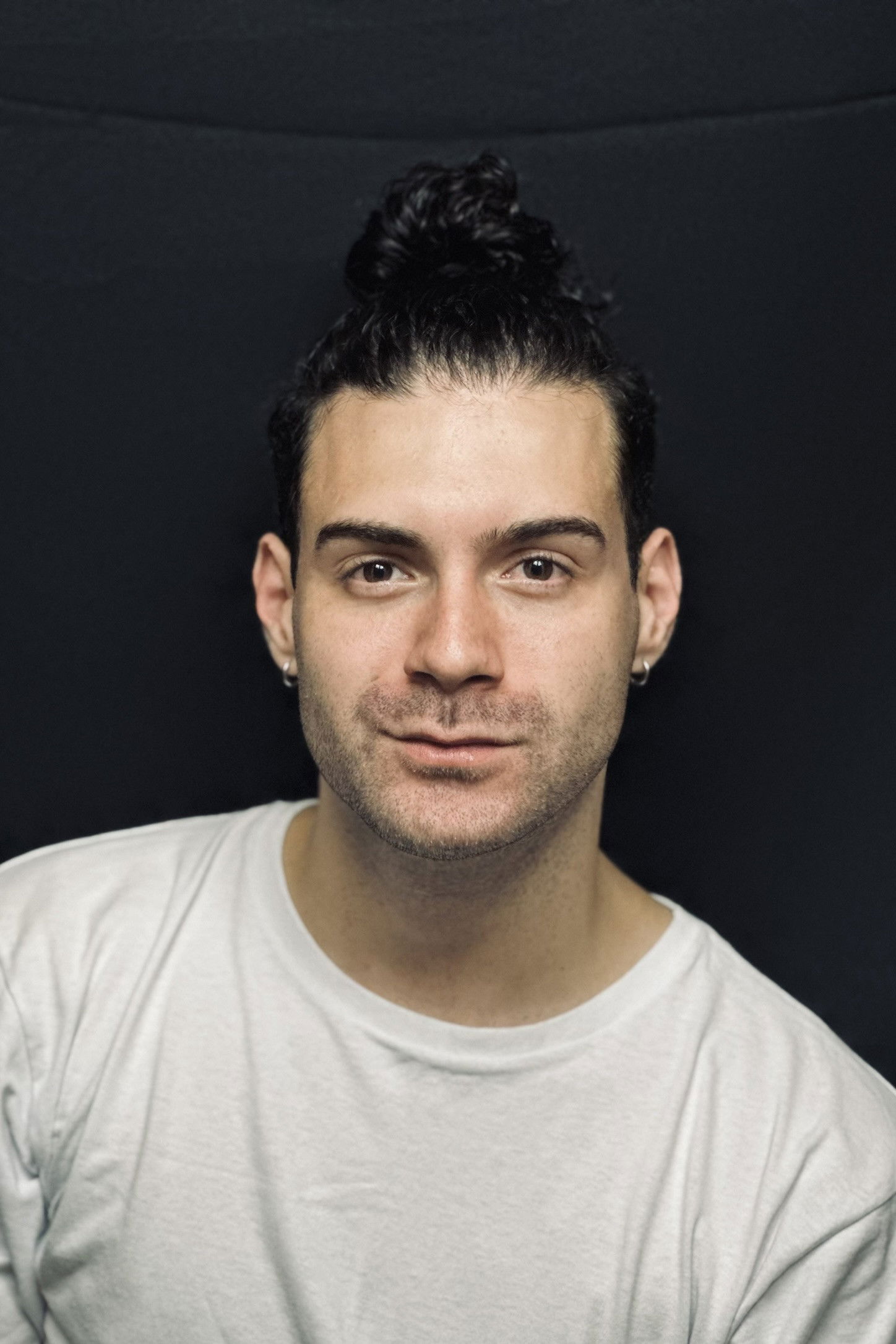 Pedro Bitencourt backdrop