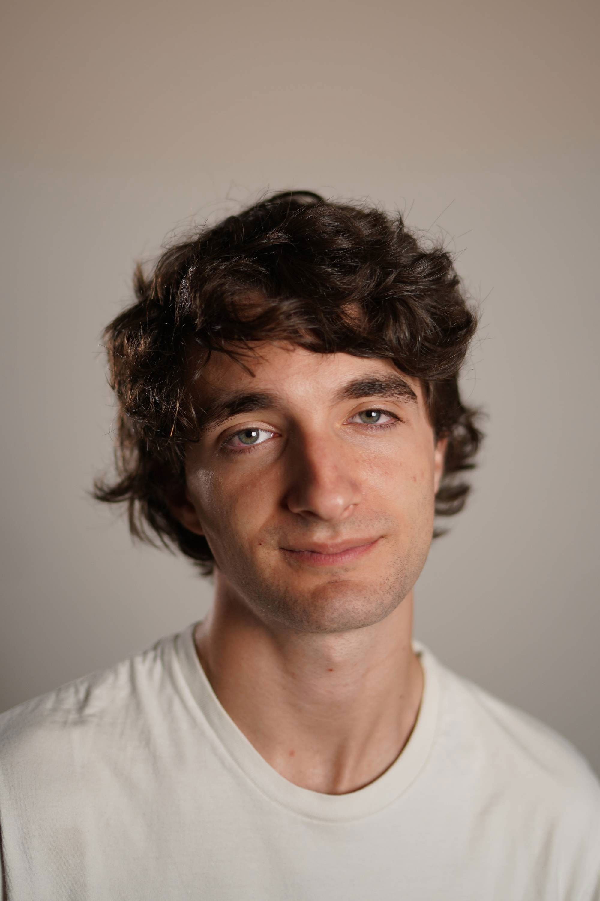 Valentín Gravina backdrop