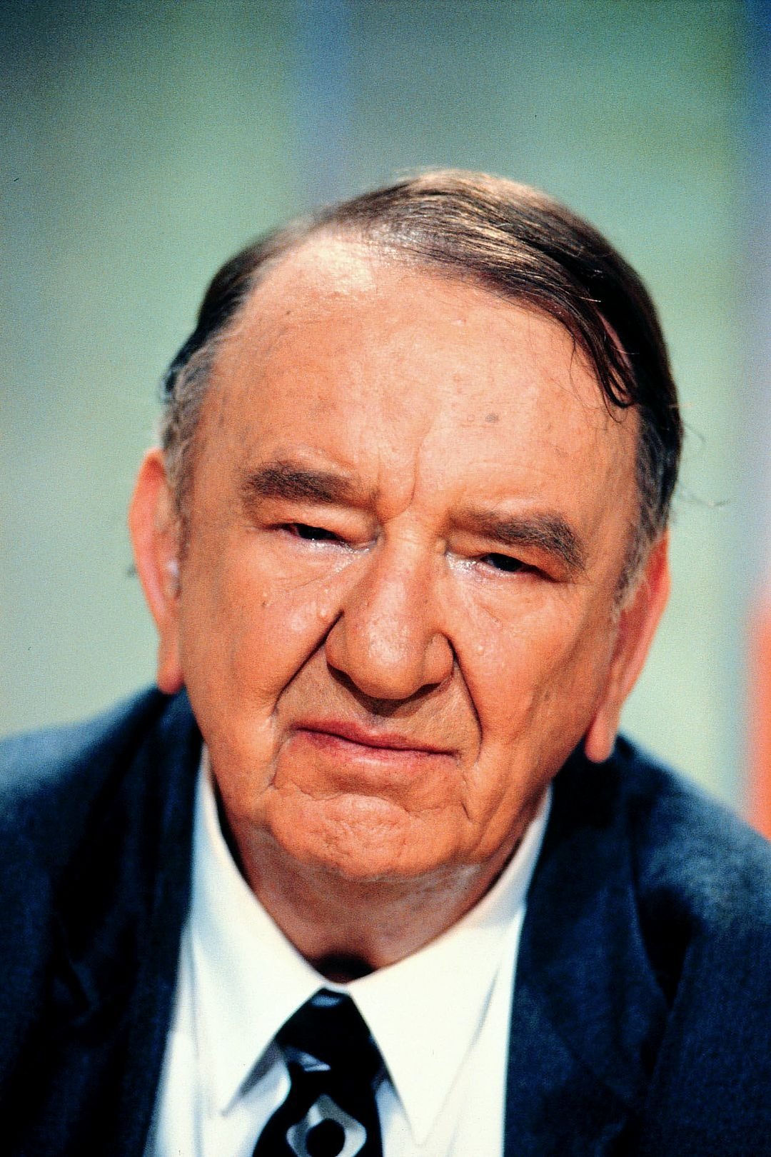 Aleksandër Mej backdrop