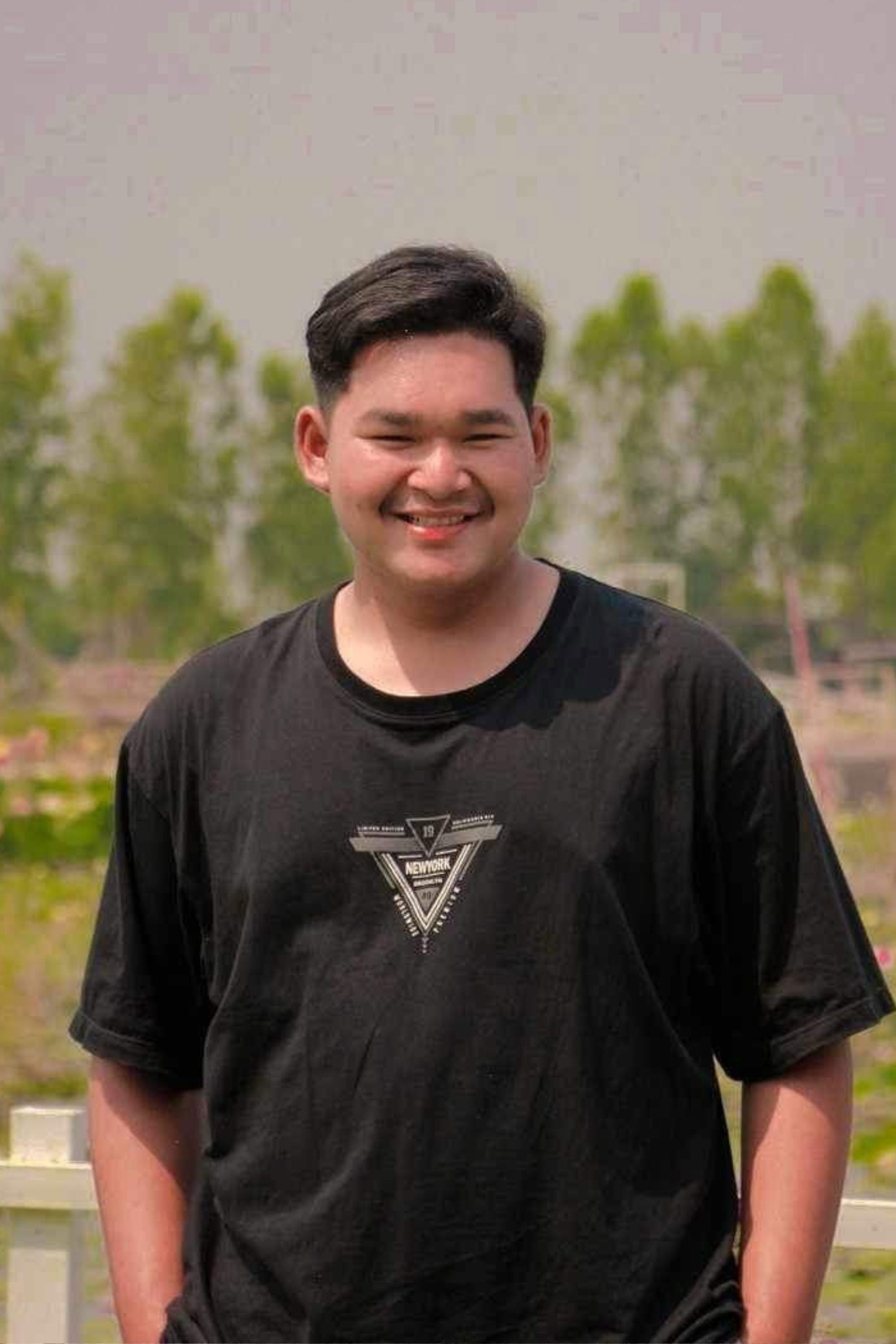 ภิญโญ ผิวจันทร์ backdrop