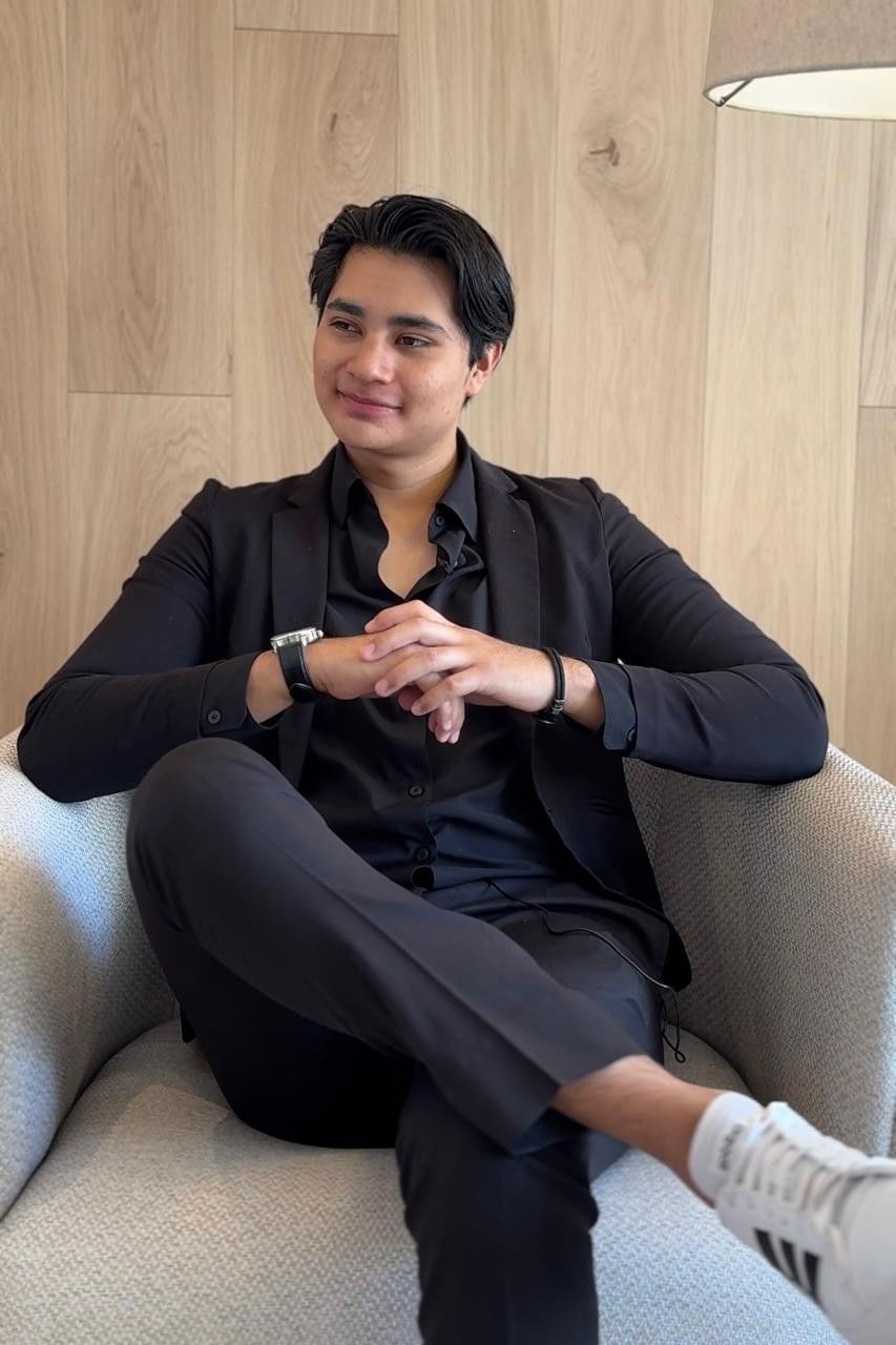 Gael Castelan backdrop