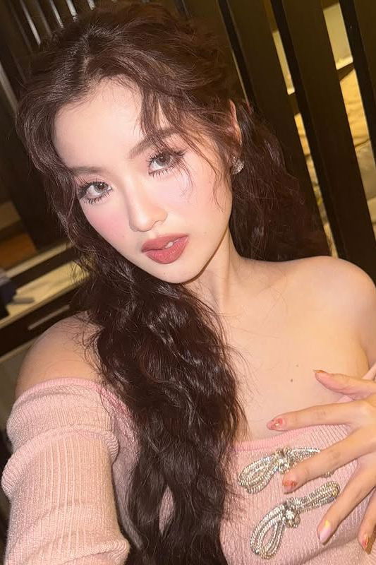 Mukda Khunnawuttiruk backdrop