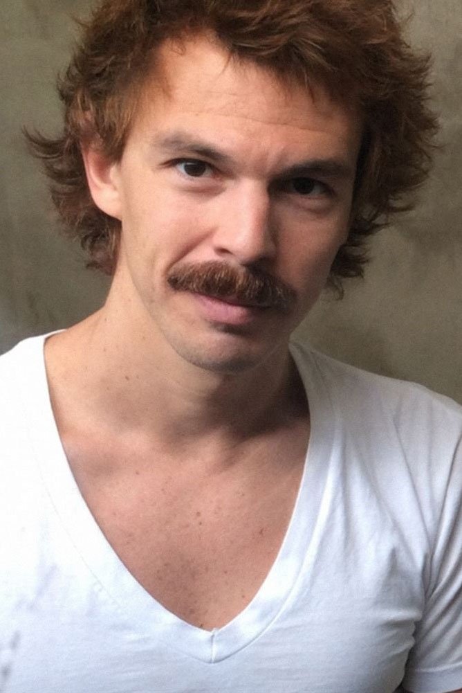 Esmir Filho backdrop