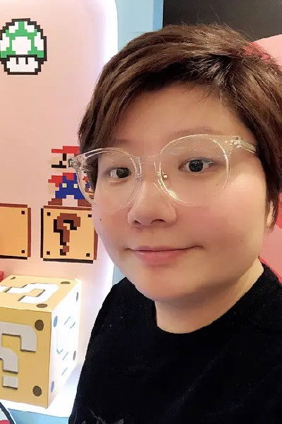 Weiqian Yang backdrop