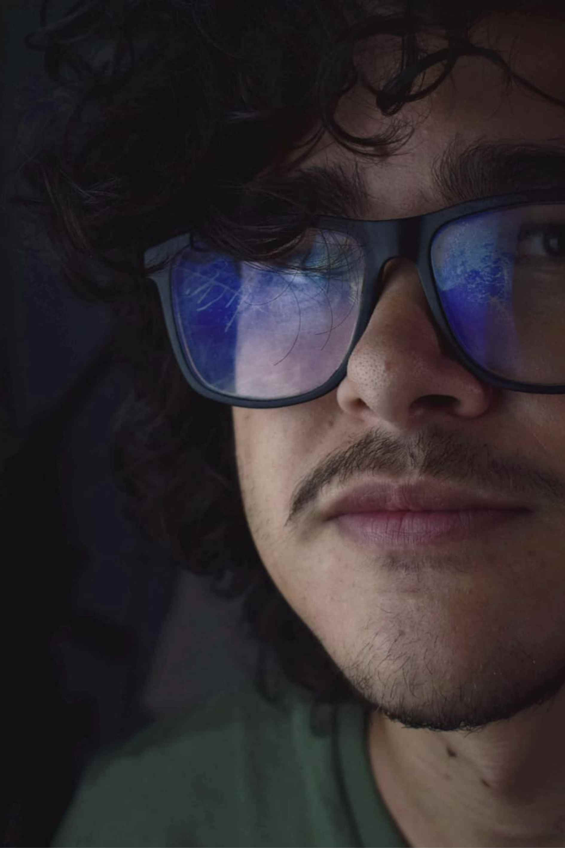 Luis Eduardo backdrop