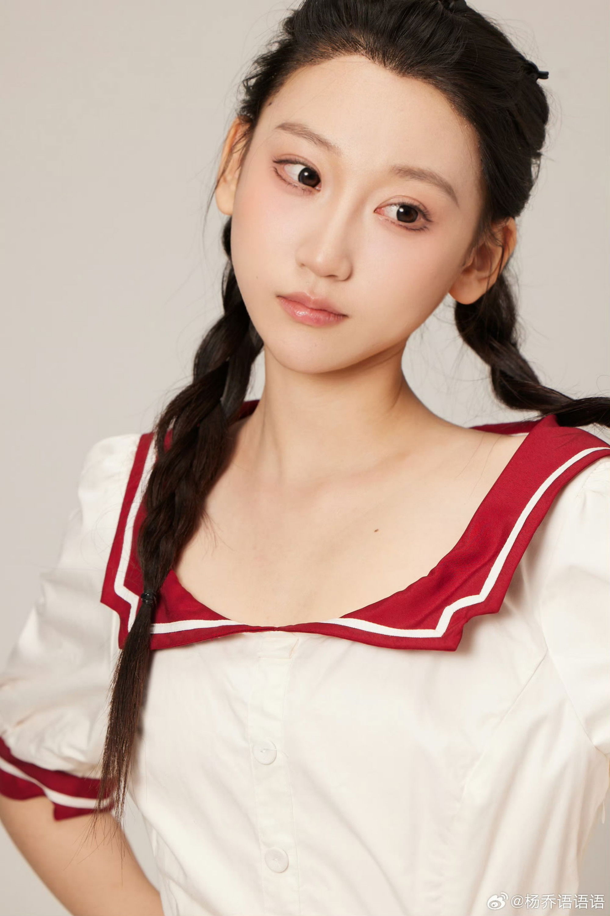 Yang Qiaoyu backdrop