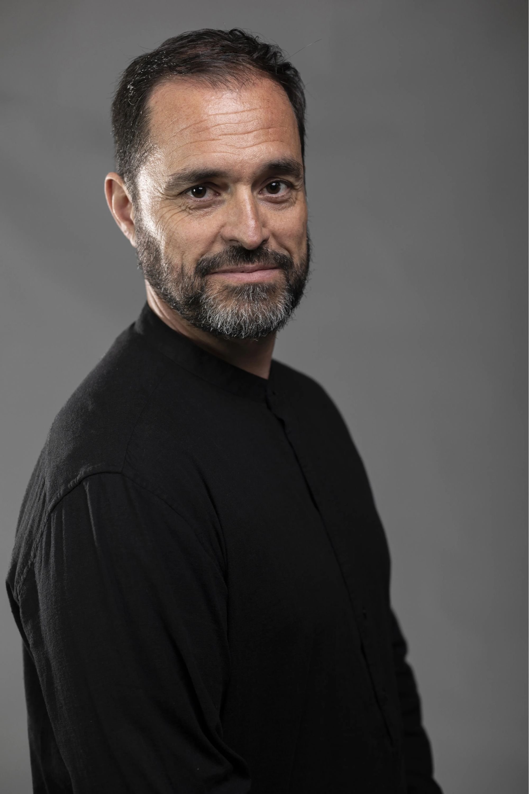 Gregor Acuña-Pohl backdrop