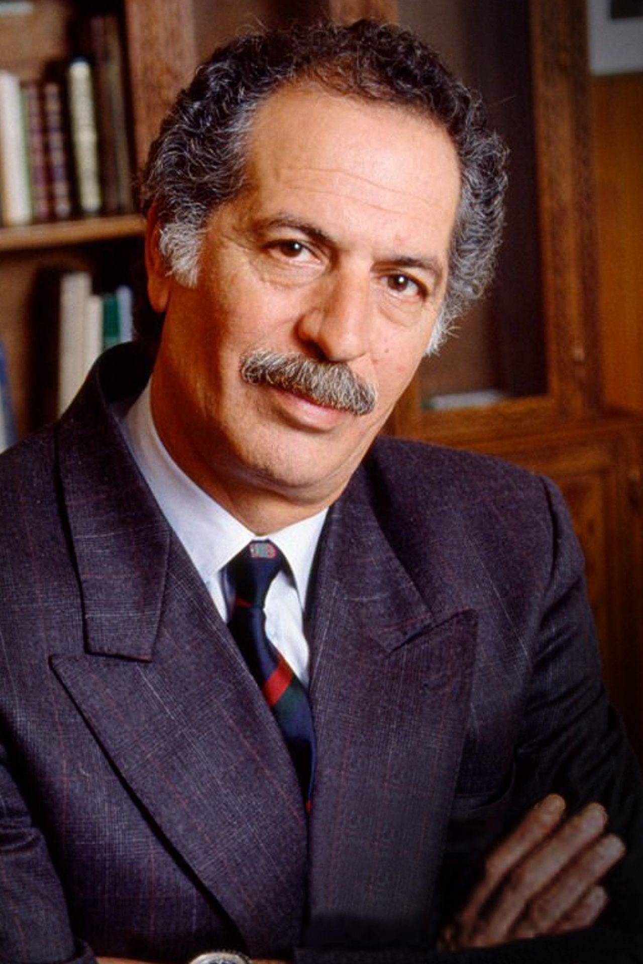 Hocine Senoussi backdrop