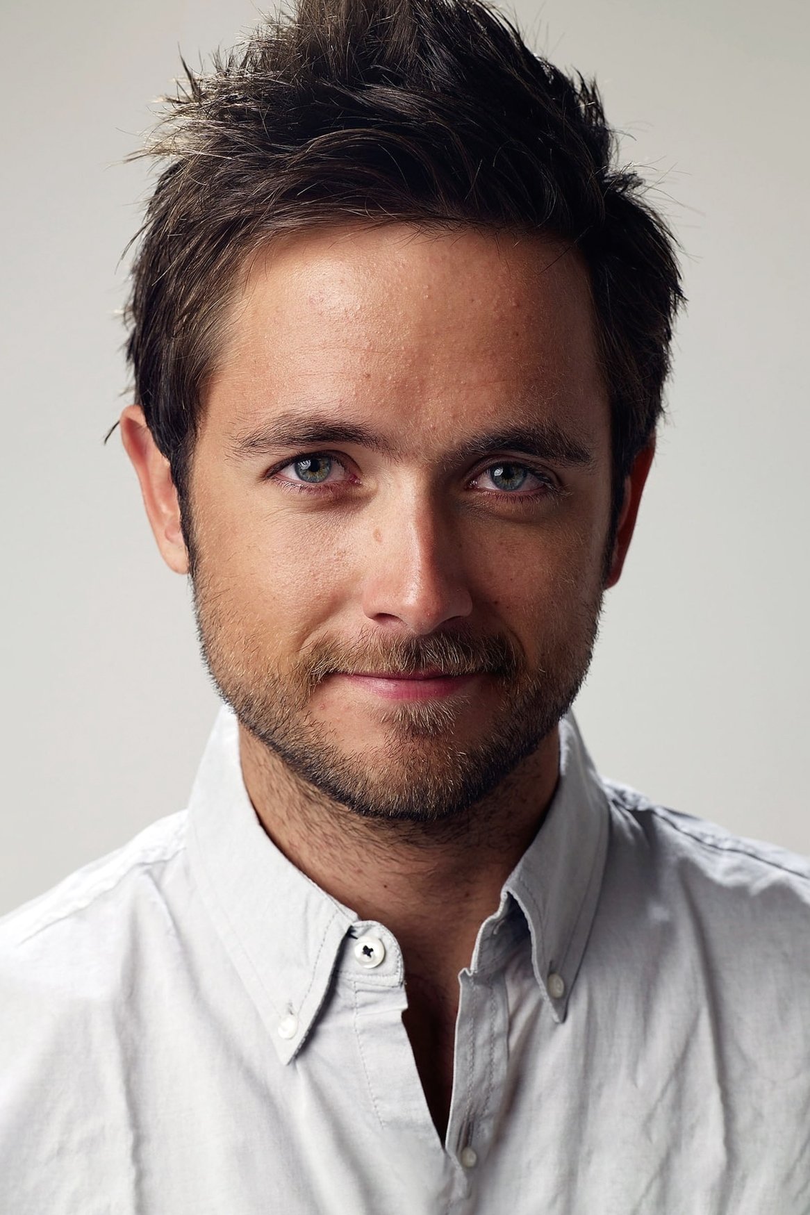 Justin Chatwin backdrop
