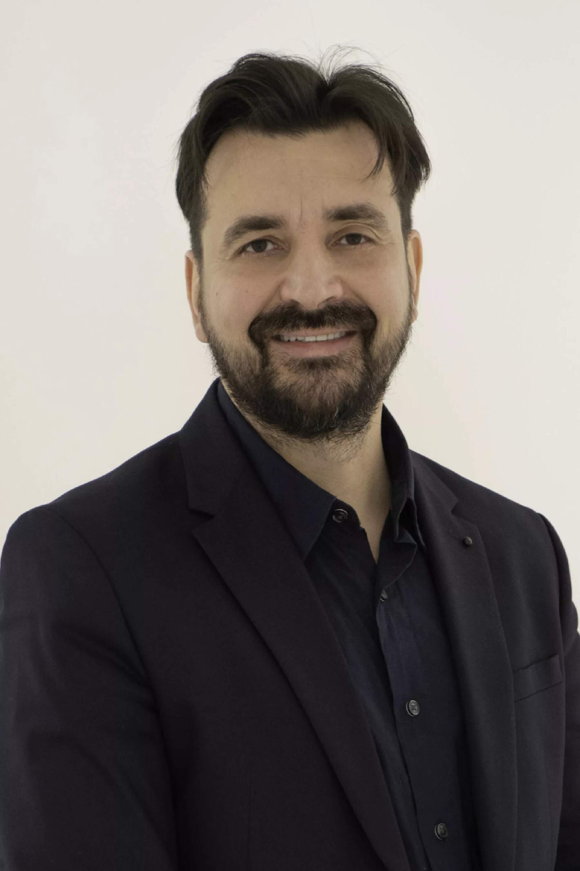 Tamás Kollarik backdrop